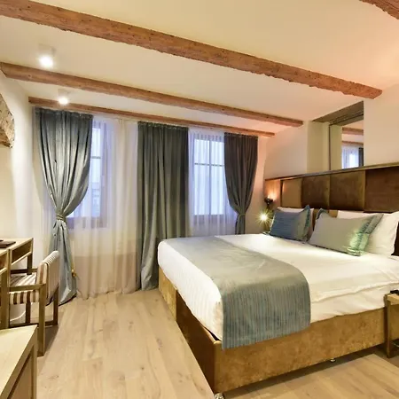 Rousseau Hotel 3*