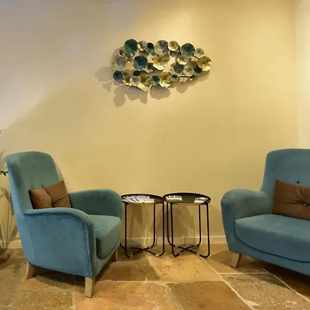 Rousseau Hotel 3*